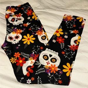 LuLaRoe OS Skulls & Daisies leggings